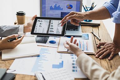 Groupe de personnes étudiant des graphiques dans un environnement corporate